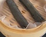 A picture of step 4 of Chicken ‘n Prawns Seaweed Rolls.