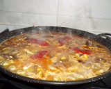 Foto del paso 7 de la receta: Paella de calamares, habas y alcachofas