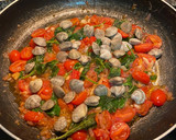 Foto del paso 5 de la receta: Salmón con almejas y langostinos