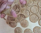 Foto del paso 3 de la receta: Galletitas saladas de espelta 🌾 Crackers de espelta 🌾