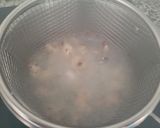 Foto del paso 3 de la receta: Habitas en conserva con chipirones, cebolla y tomate confitado y huevo frito para rematar el plato