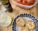 Foto del paso 1 de la receta: Canapé de salmón marinado con pepino a la trufa