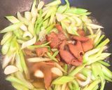 西洋芹炒罐頭鮑魚的食譜步驟2照片