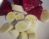 Foto langkah ke 2 dari resep Jus Stoberi, Buah Naga, Pisang.