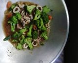 Foto langkah ke 3 dari resep Cah brokoli cumi.