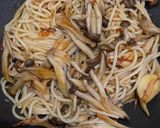 Foto langkah ke 2 dari resep Spaghetti Aglio Olio Jamur Shimeji.