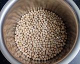 A picture of step 1 of White peas curry.
