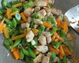 Foto langkah ke 6 dari resep Tumis Ayam Sayuran 👌🏽.