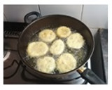 Foto del paso 4 de la receta: Tortas fritas para los días de lluvia