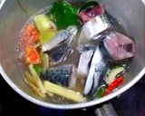 A picture of step 3 of Clear Soup Tom Yum with Mackerel.