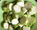 Foto langkah ke 1 dari resep Sayur oyong telur.