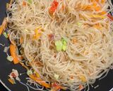 Foto langkah ke 5 dari resep Lumpia bihun wortel.
