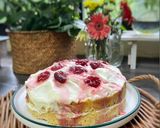 Gambar langkah 9 resipi Victoria Sandwich Cake.