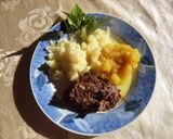 Fokhagymás marhasült, fűszeres almával recept fázis 5 fotója