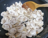 Foto del paso 3 de la receta: Lomo de cerdo con salsa de champiñones y queso