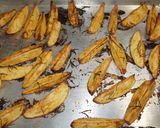 Foto del paso 2 de la receta: Gajos de papas rústicas asadas al romero