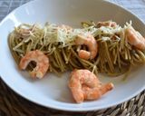 Foto del paso 2 de la receta: Espaguetis integrales con pesto de anacardos y langostinos