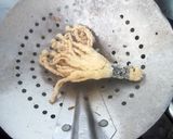 Foto langkah ke 8 dari resep Fried Enoki.