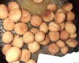 A picture of step 4 of Italian honey balls.