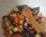 Foto langkah ke 4 dari resep Tumis Tahu dan Jamur kuping.