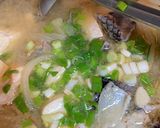 Foto langkah ke 4 dari resep Salmon head miso soup (sup miso kepala salmon).