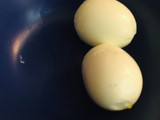 Patatas con cebolla al horno y huevos (casi) hervidos