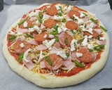 Foto del paso 4 de la receta: Pizza casera esponjosa de peperoni