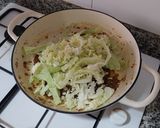 Foto del paso 4 de la receta: Cazuela de calamares con col y garbanzos estofados