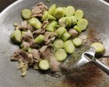 รูปขั้นตอนการทำที่ 3 ของ หมูผัดบวบ