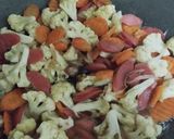 Foto langkah ke 4 dari resep Tumis Kembang Kol+Wortel+Sosis.