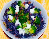 Foto del paso 2 de la receta: Ensalada con repollo morado, brócoli, zanahoria, queso crema !Limón !