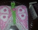 A picture of step 4 of Butterfly theme cake.