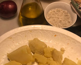 Foto del paso 1 de la receta: Tortilla de patatas del cocido y cebollita roja