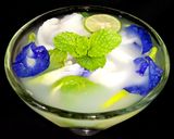 Foto langkah ke 2 dari resep Tropical Blue Infusion (Infused Water Dari Air Kelapa, Mint, Bunga Telang, Jahe Merah & Jeruk Nipis ).