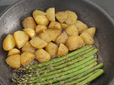 Salmón a la plancha con patatas y espárragos