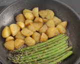 Foto del paso 3 de la receta: Salmón a la plancha con patatas y espárragos