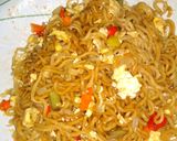 Foto langkah ke 5 dari resep Indomie Telur Pedas Mantap.