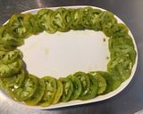 Une image de l'étape 4 de Trio de tomates en salade à l oignon doux et herbes aromatiques.