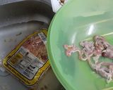 A picture of step 1 of Curry malana (chicken intestines).