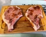 Une image de l'étape 4 de Côtes de porc marinées au chutney et persil grillées à la plancha.