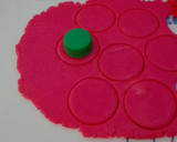 Foto langkah ke 5 dari resep Button Cookies alias Kukis Kancing.