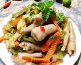 Hình bước làm 4 của món Gỏi Chân Gà Trộn Rau Tiến Vua
