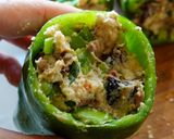 Foto del passaggio 4 della ricetta Peperoni Verdi Ripieni: Capperi, Alici e Pomodoro