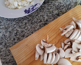 Foto del paso 2 de la receta: Salteado de champiñones con langostinos y pimiento asado
