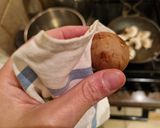 Foto del passaggio 3 della ricetta Patate e funghi in coccio