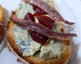 Foto del paso 3 de la receta: Tosta de queso azul, tacos de guayaba y anchoas