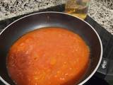 Estornino con un sofrito de tomate y cebolla