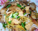 รูปขั้นตอนการทำที่ 6 ของ ผัดหมี่แห้งสามชั้นคั่วหมูกรอบเครื่องแน่น เฮงเฮงเฮง