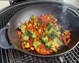 Une image de l'étape 4 de Nouilles de riz sautées aux légumes et tofu fumé.