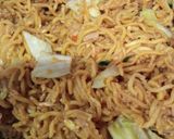 Foto langkah ke 4 dari resep Mie Goreng Jawa Ayam Sosis.